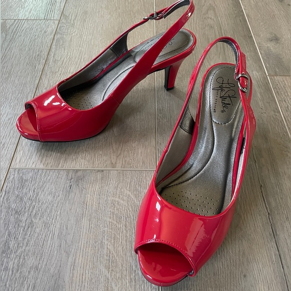 LIFE STRIDE red patent leather heals women’s size 10 - Picture 2 of 5